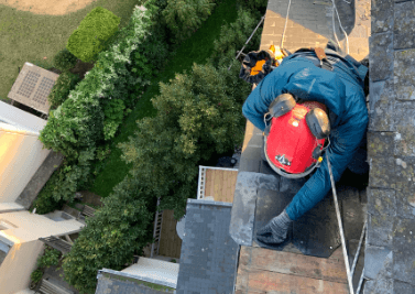Changement d'ardoises sur un toit